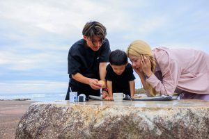 屋久島 安房の春田浜海水浴場で遊ぶ親子