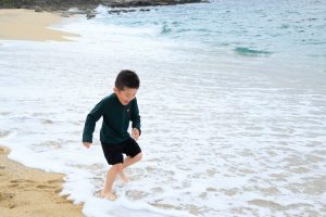 屋久島 いなか浜を走る子ども