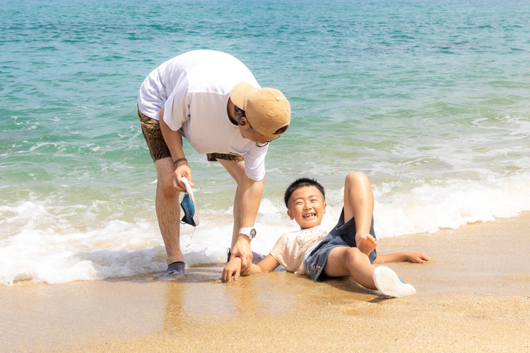 屋久島 いなか浜で遊ぶ親子