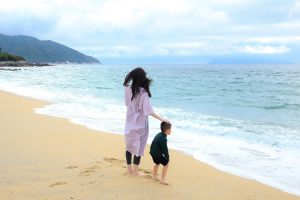 屋久島 いなか浜で遊ぶ親子