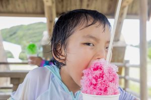 屋久島 一湊海水浴場でかき氷を食べる子ども