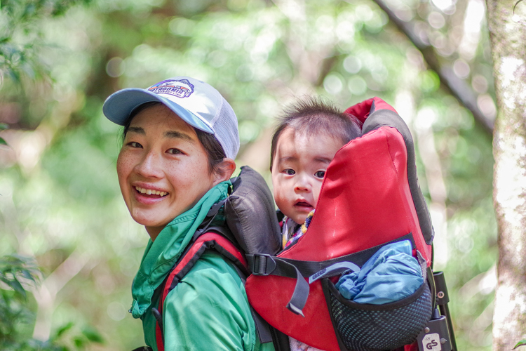 屋久島 白谷雲水峡の原生林コースでトレッキングをする親子