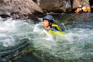 屋久島 川のアクティビティをする子ども