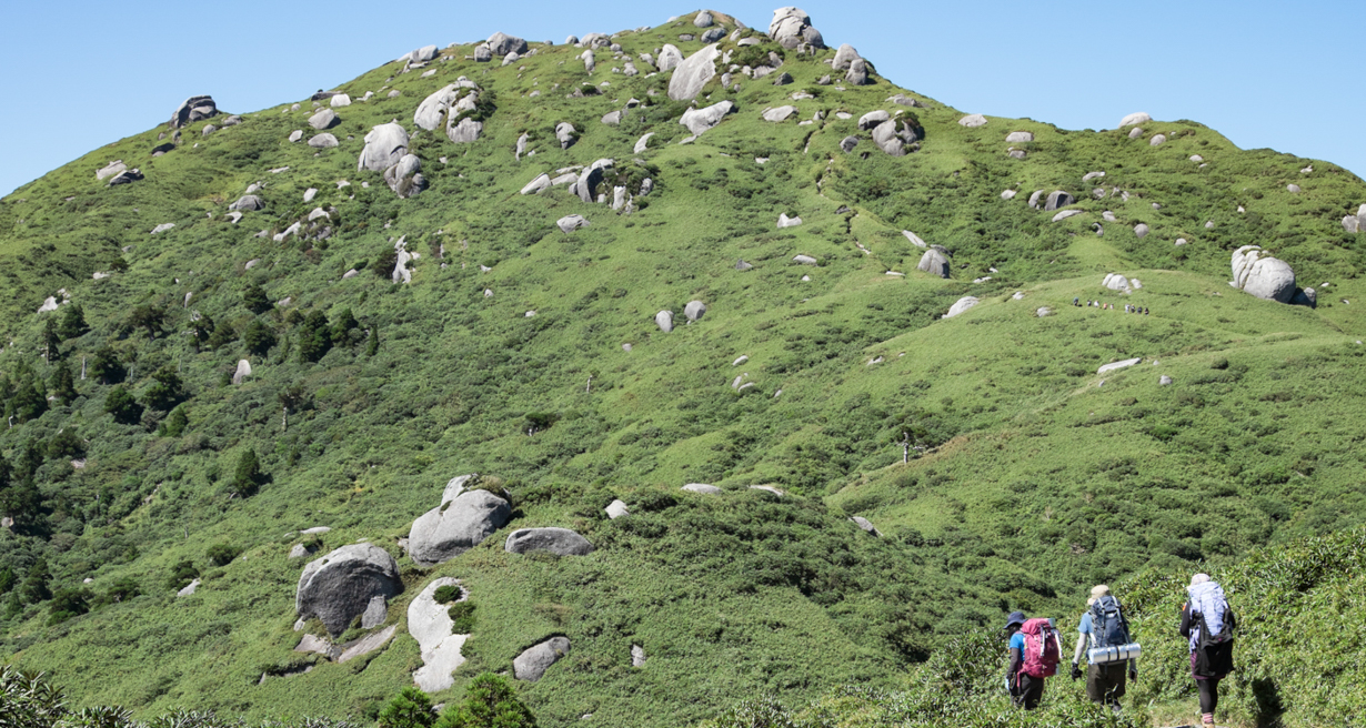 花崗岩の風化と浸食でできた奇岩や巨岩の絶景が広がる宮之浦岳