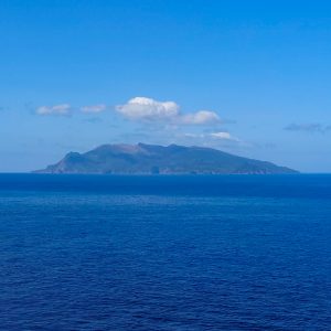 屋久島から望む口永良部島