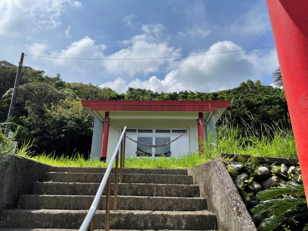 小瀬田神社の海へ続く階段の画像